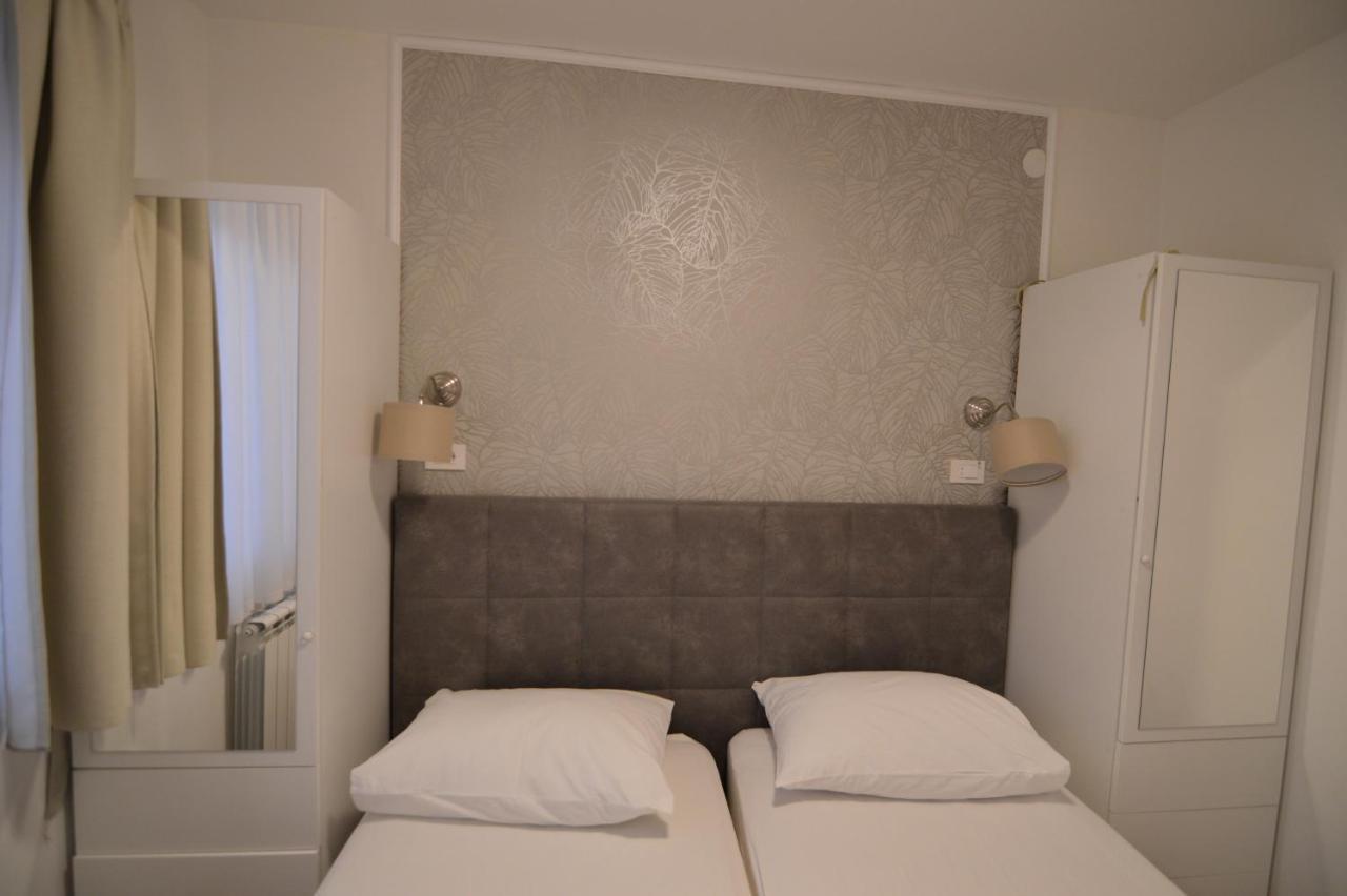 Apartments By The Sea Starigrad, Paklenica - 16421 ภายนอก รูปภาพ