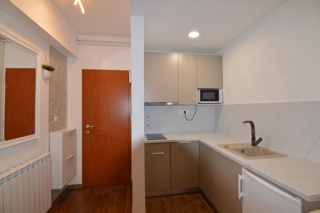Apartments By The Sea Starigrad, Paklenica - 16421 ภายนอก รูปภาพ