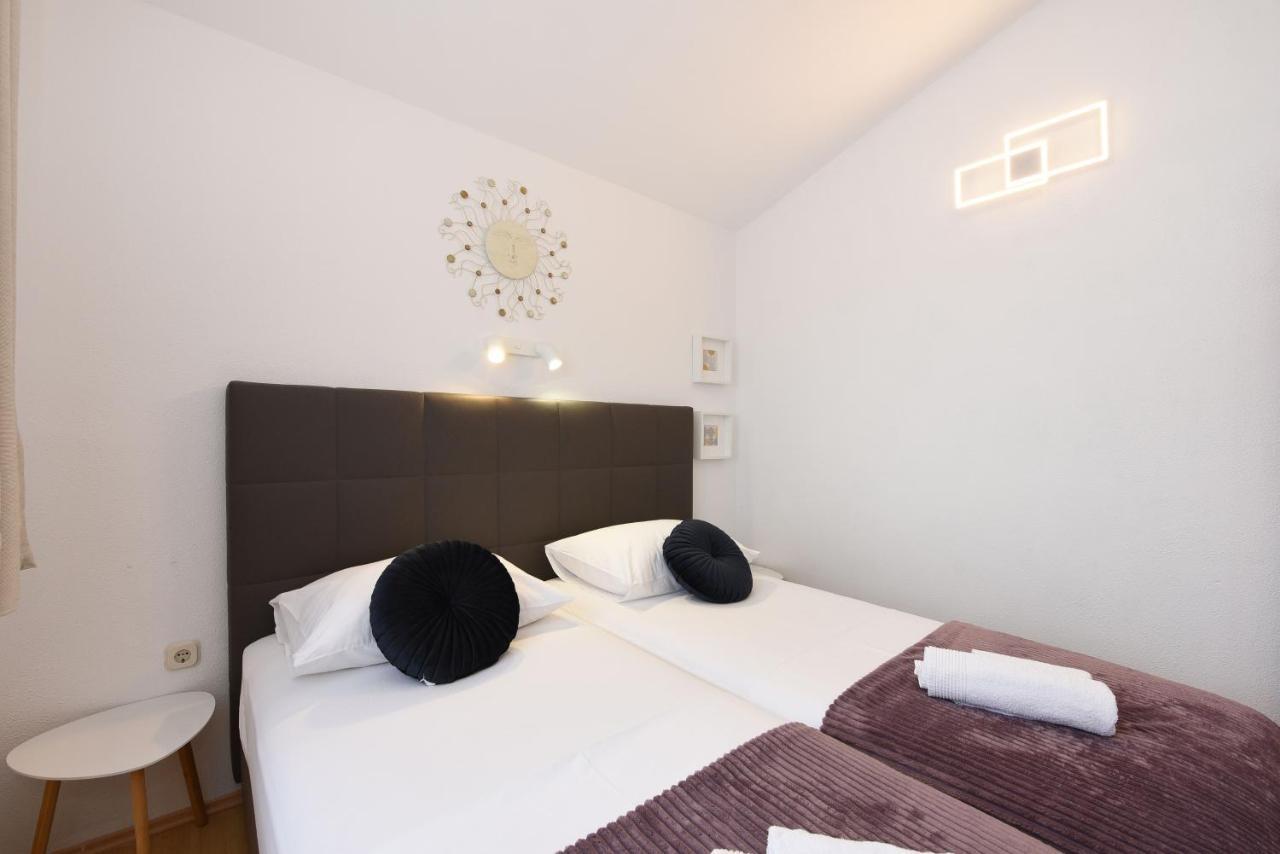 Apartments By The Sea Starigrad, Paklenica - 16421 ภายนอก รูปภาพ