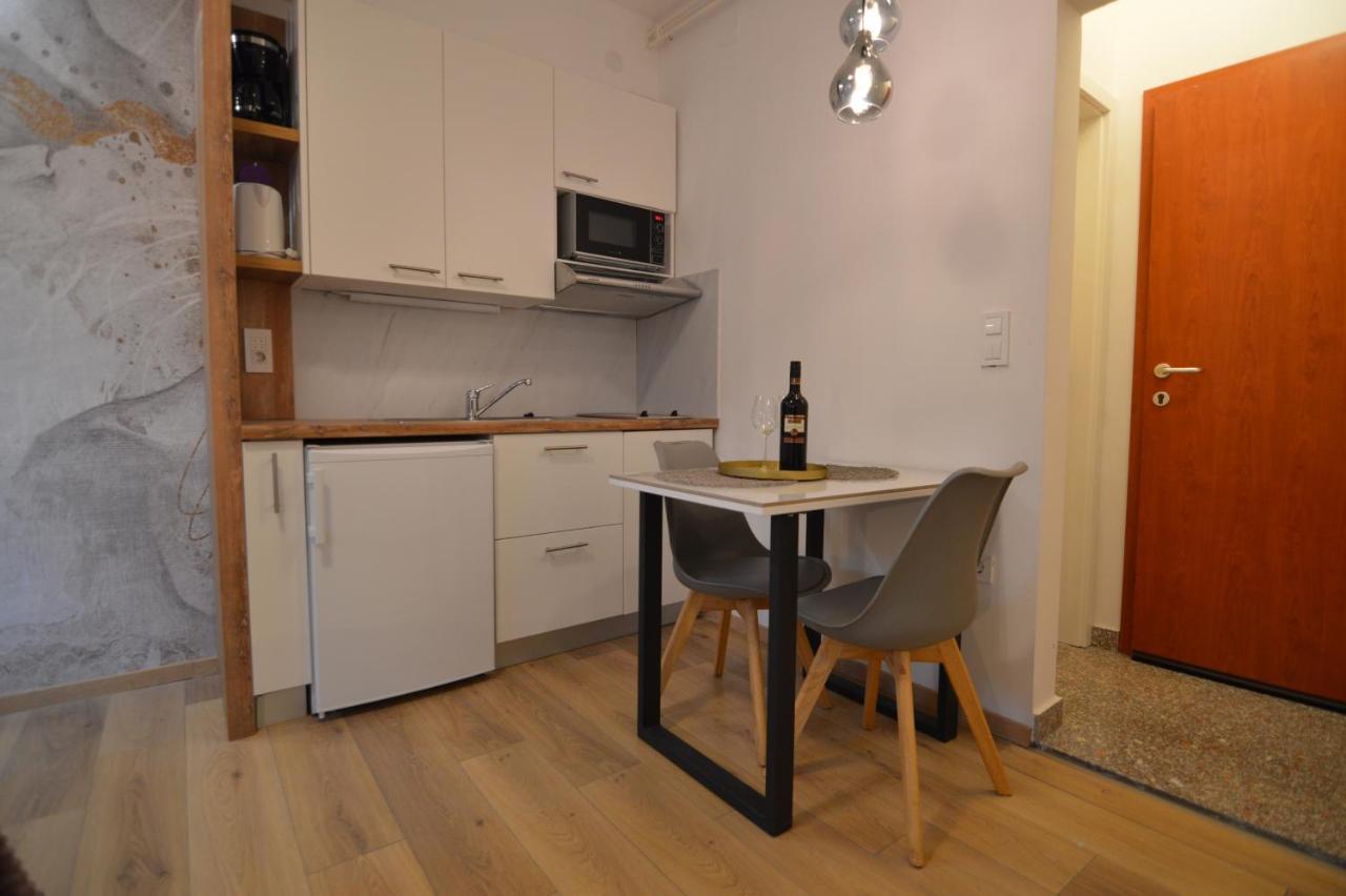 Apartments By The Sea Starigrad, Paklenica - 16421 ภายนอก รูปภาพ