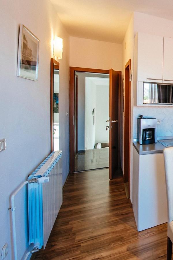 Apartments By The Sea Starigrad, Paklenica - 16421 ภายนอก รูปภาพ