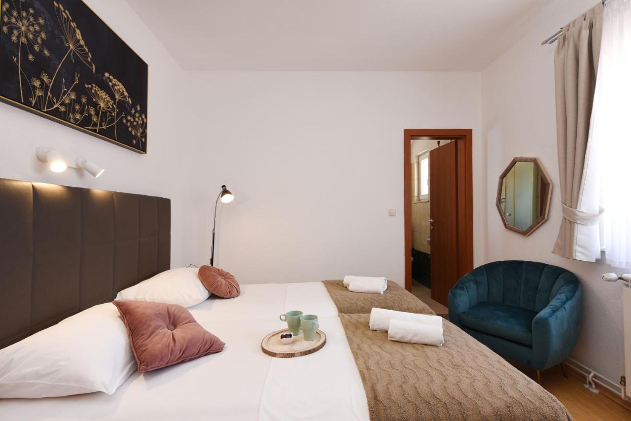 Apartments By The Sea Starigrad, Paklenica - 16421 ภายนอก รูปภาพ