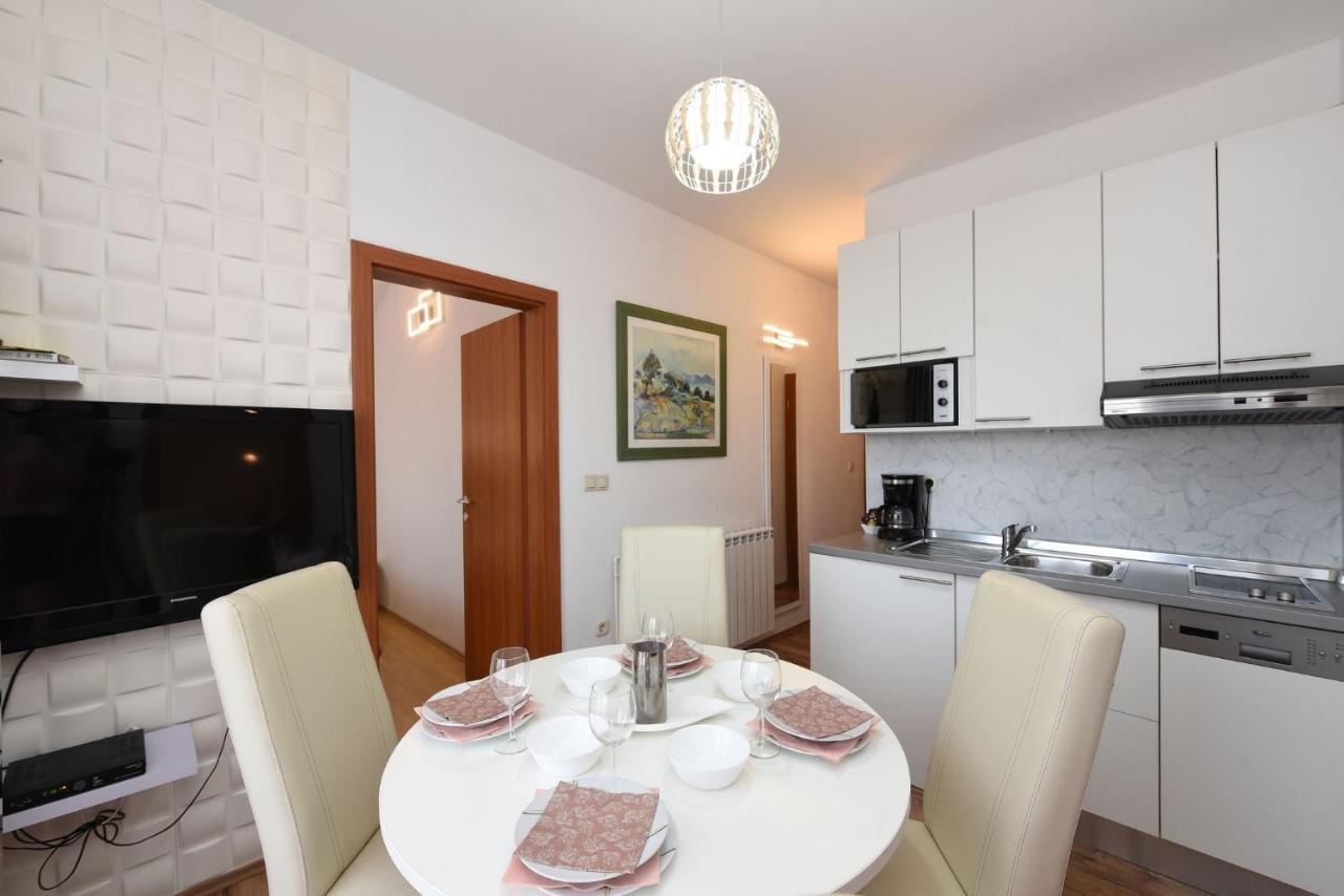 Apartments By The Sea Starigrad, Paklenica - 16421 ภายนอก รูปภาพ