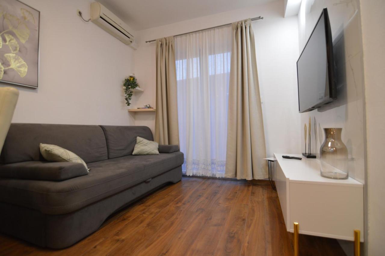 Apartments By The Sea Starigrad, Paklenica - 16421 ภายนอก รูปภาพ